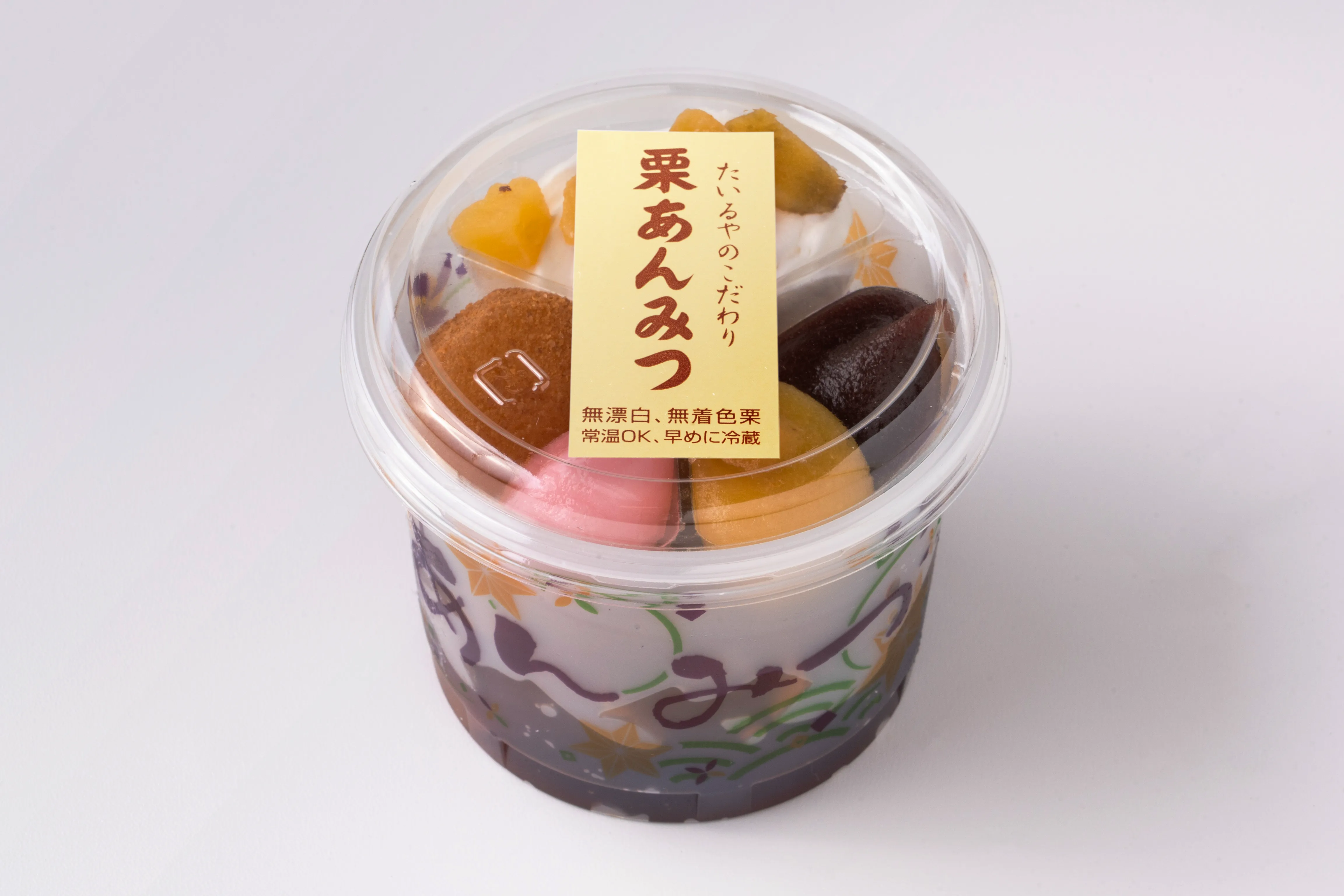 撮影用の透明カップ蓋に貼った栗あんみつ用金色和菓子シール