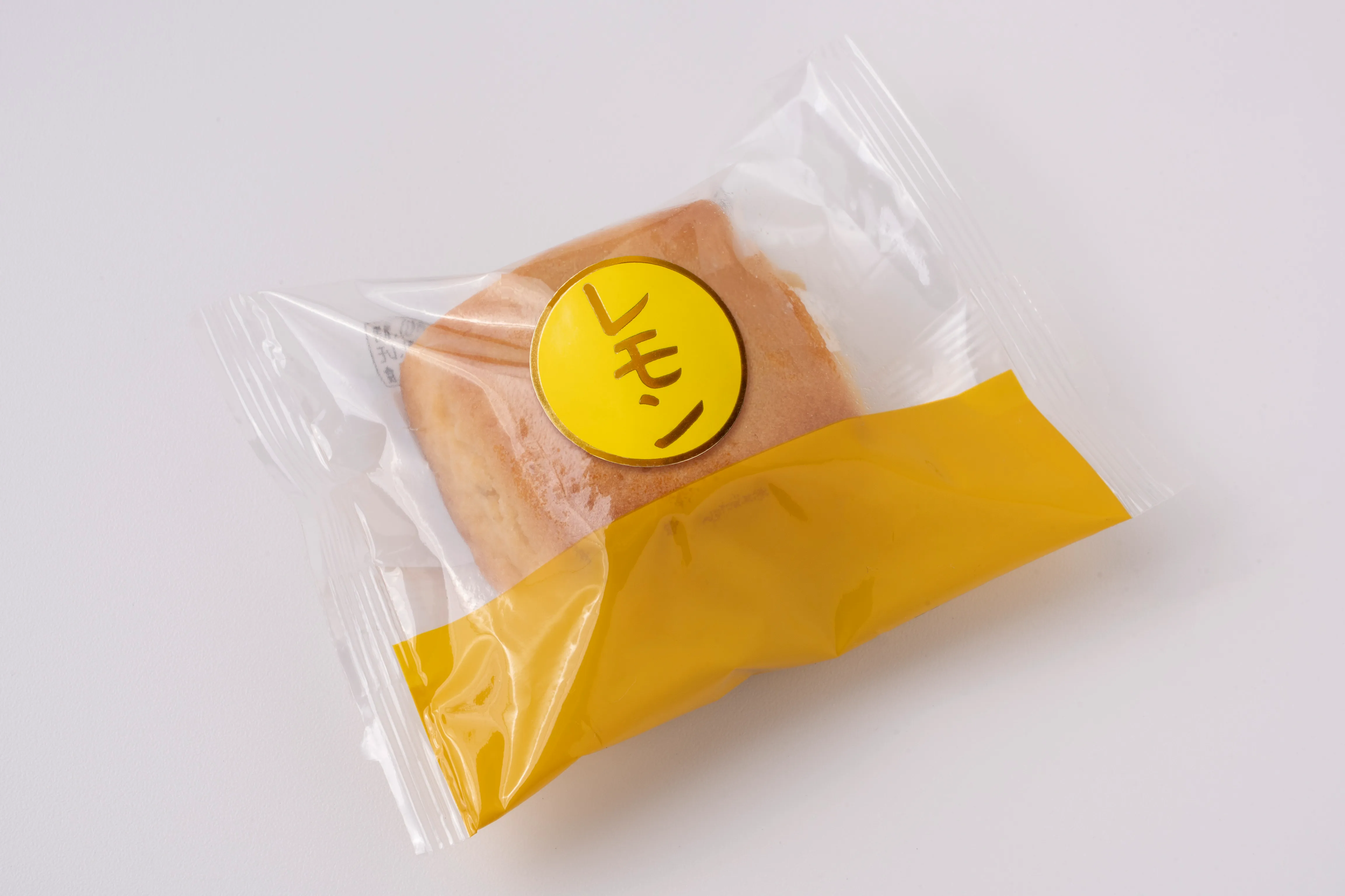 レモンケーキの透明袋に貼った30mm丸形のレモン箔押しシール