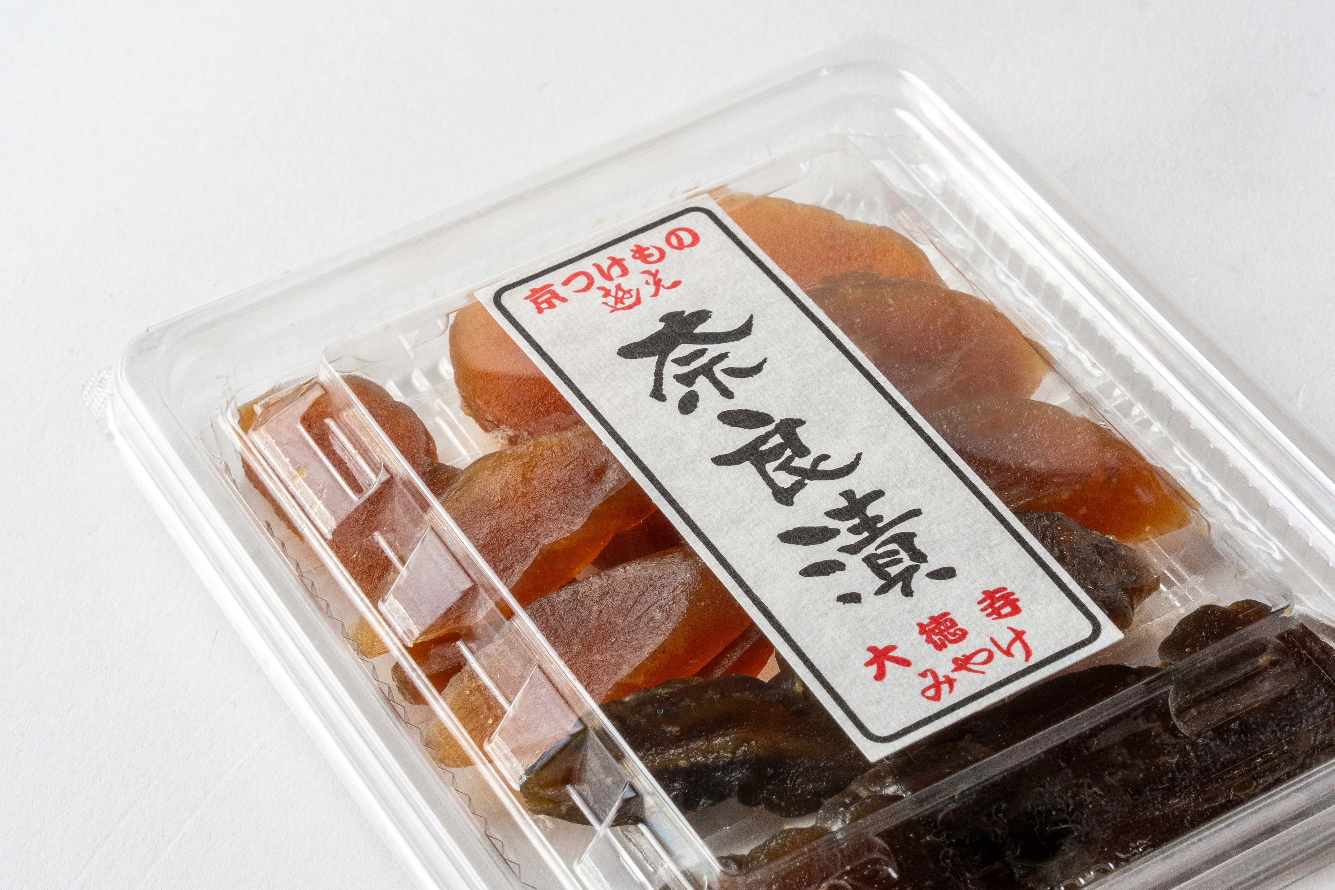 大徳寺みやけの奈良漬ラベルに見える和紙レーヨンの繊維と黒・特色赤の2色印刷