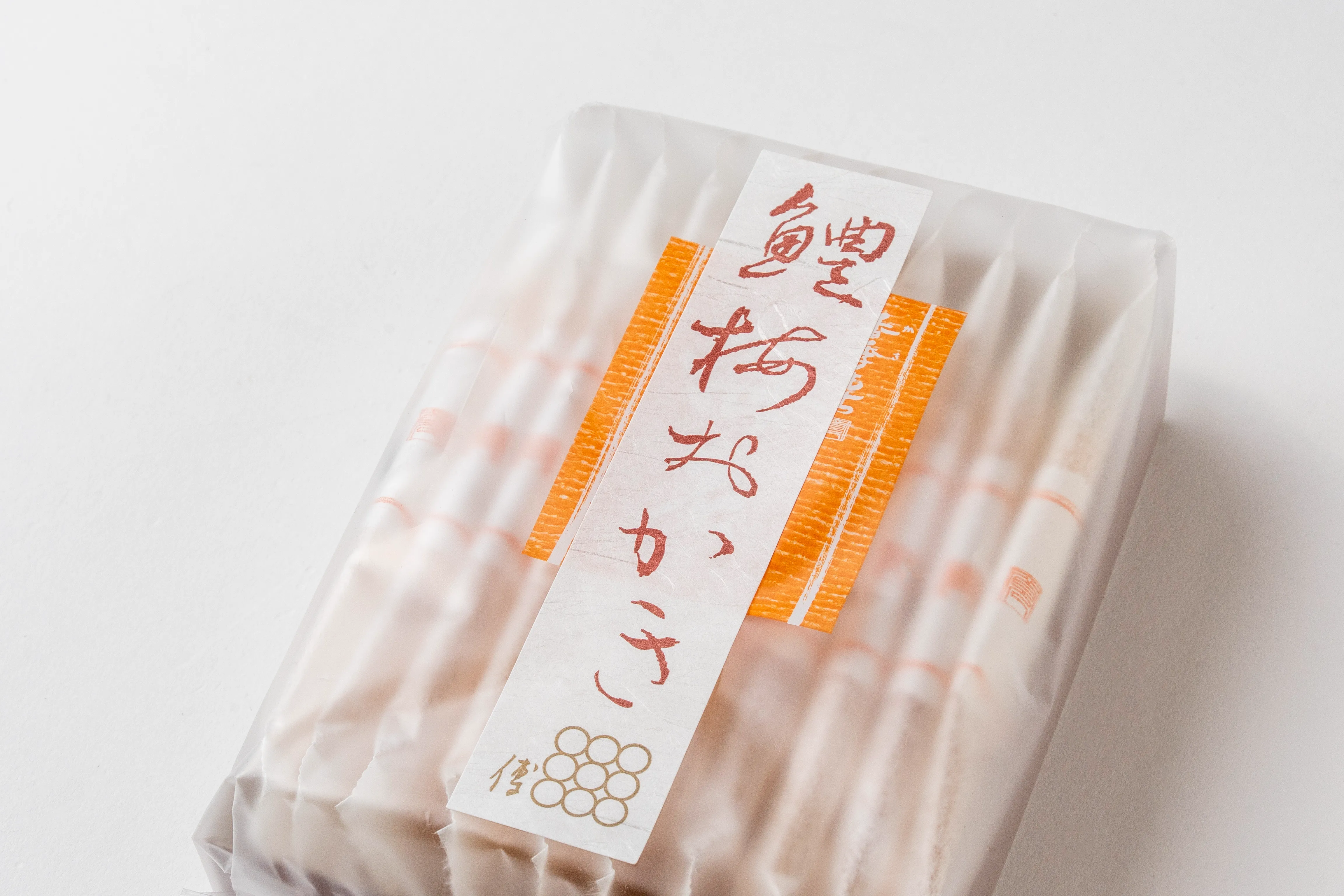 角度を変えると白い繊維模様が見える和紙 白のおかきシール拡大